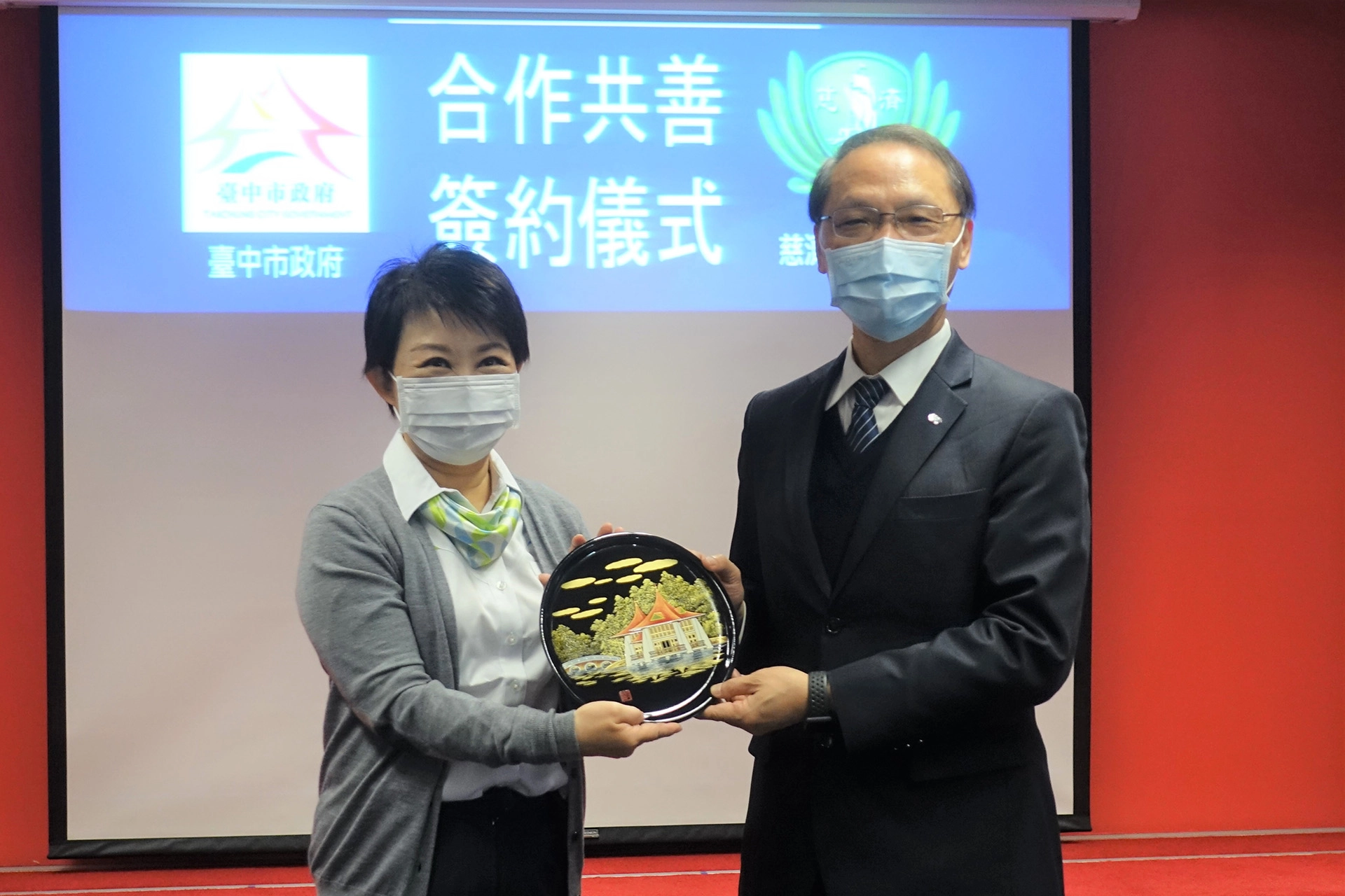 台中市長盧秀燕(左)代表贈送台中漆藝作品。