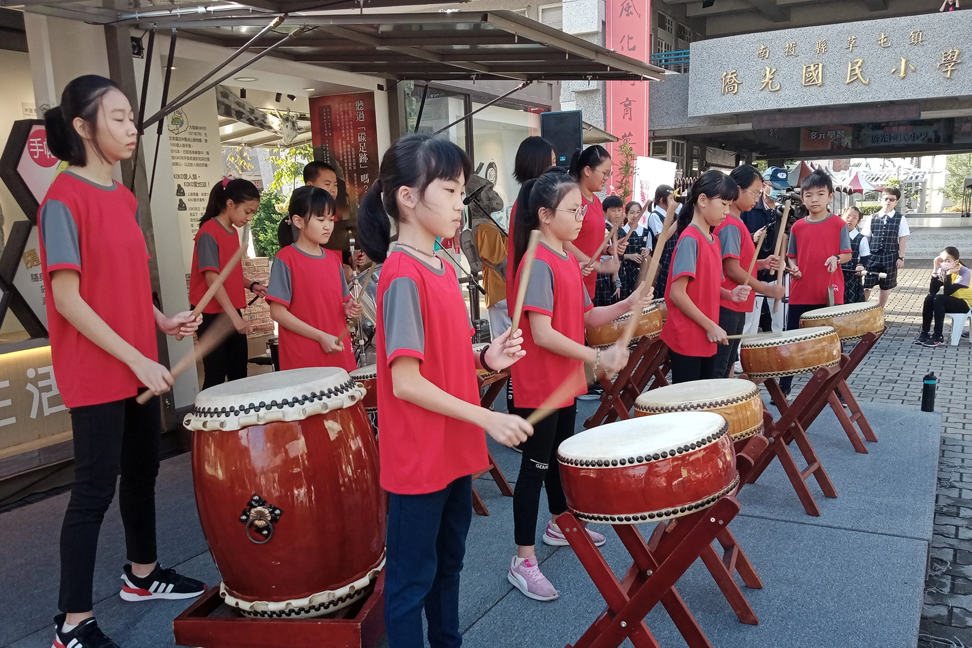 僑光國小迎賓戰鼓隊鳴擊喜迎僑光一甲子熱鬧登場揭開序幕