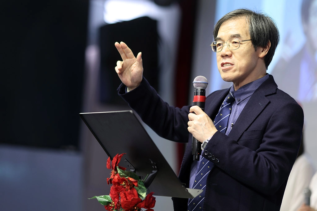 士林靈糧堂劉群茂主任牧師給予鼓勵和祝福。