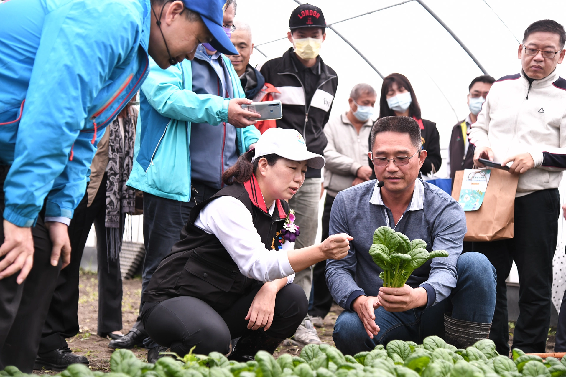 有機農場智慧示範園區銨廷有機農場主人廖中豪為縣長解說