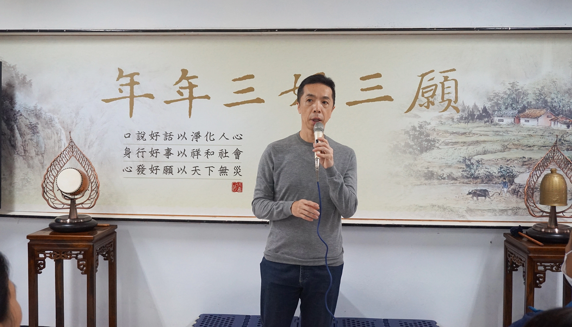 誼遠控股陳致遠董事長鼓勵學子閱讀各類好書。