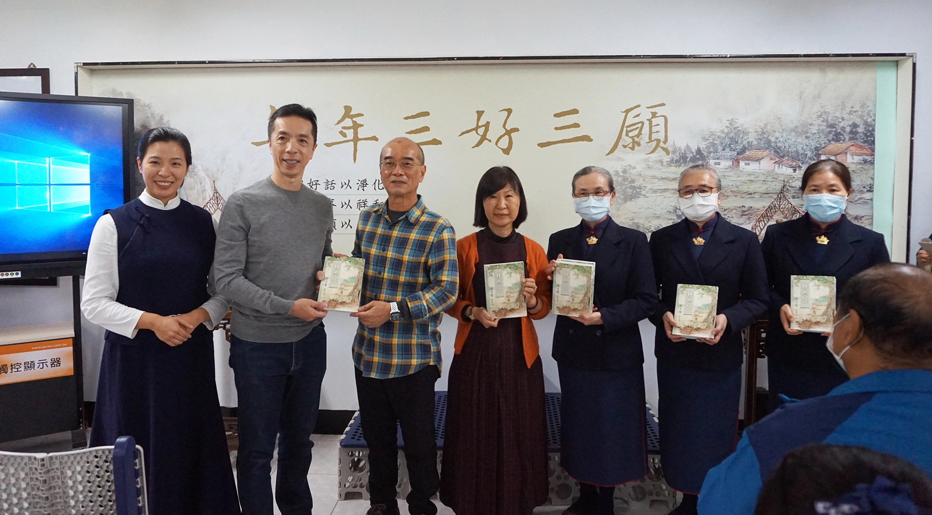 臺東縣海端國中吳炳男校長(左三)分享希望在退休前為學校成立有人文的靜思閱讀書軒。