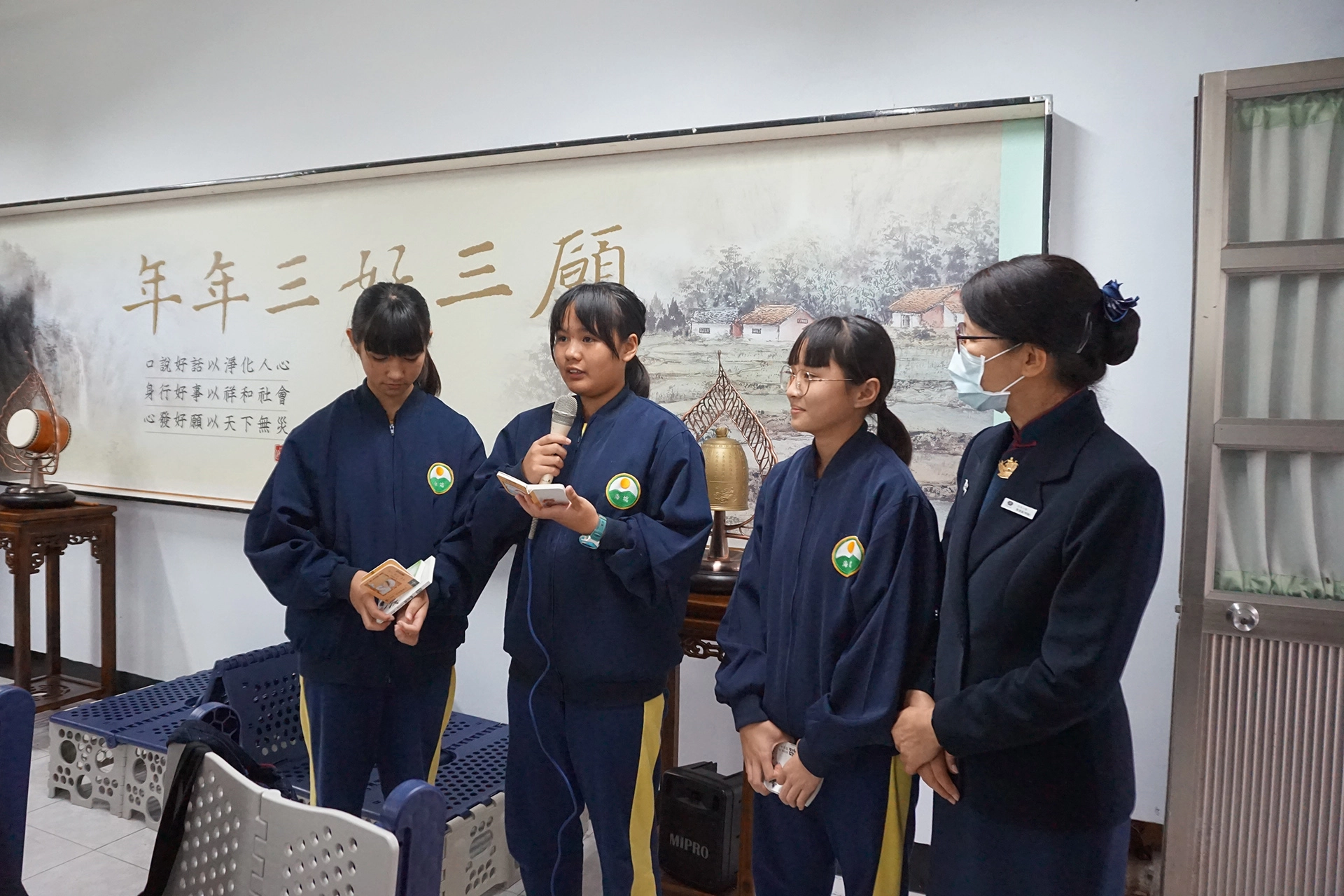 學生們上臺分享手中拿到的靜思語，將好話分享給在座的老師、同學。