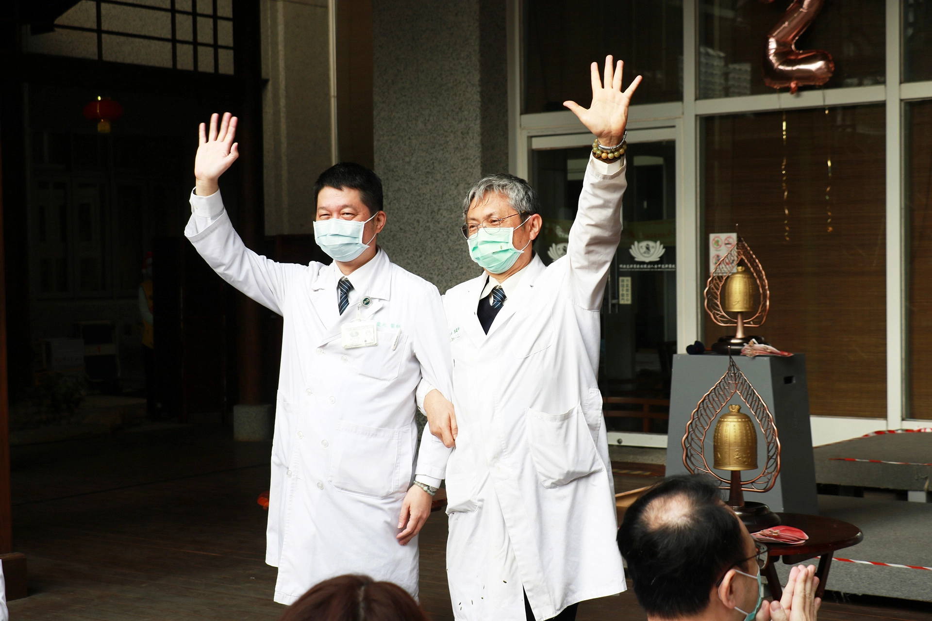 臺中慈濟醫院社區健康中心主任陳慶元（左）與中醫部主任陳建仲（右）聯手一起走進社區據點推廣健康促進。