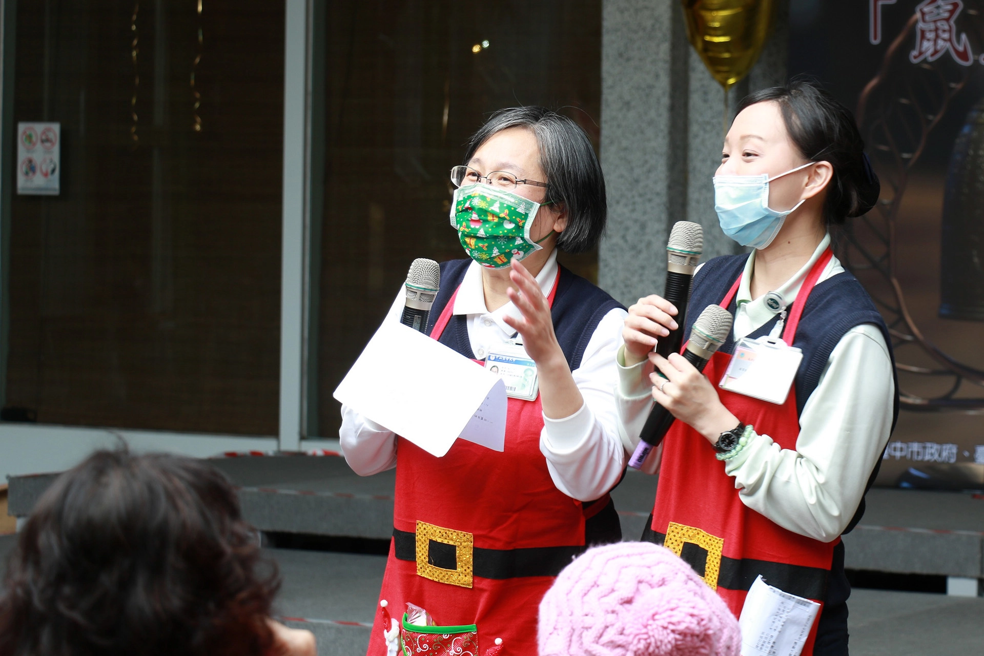 臺中慈濟醫院社區健康中心行政主任賴怡伶（左）與高級專員許齡尹（右）擔任主持炒熱氣氛。