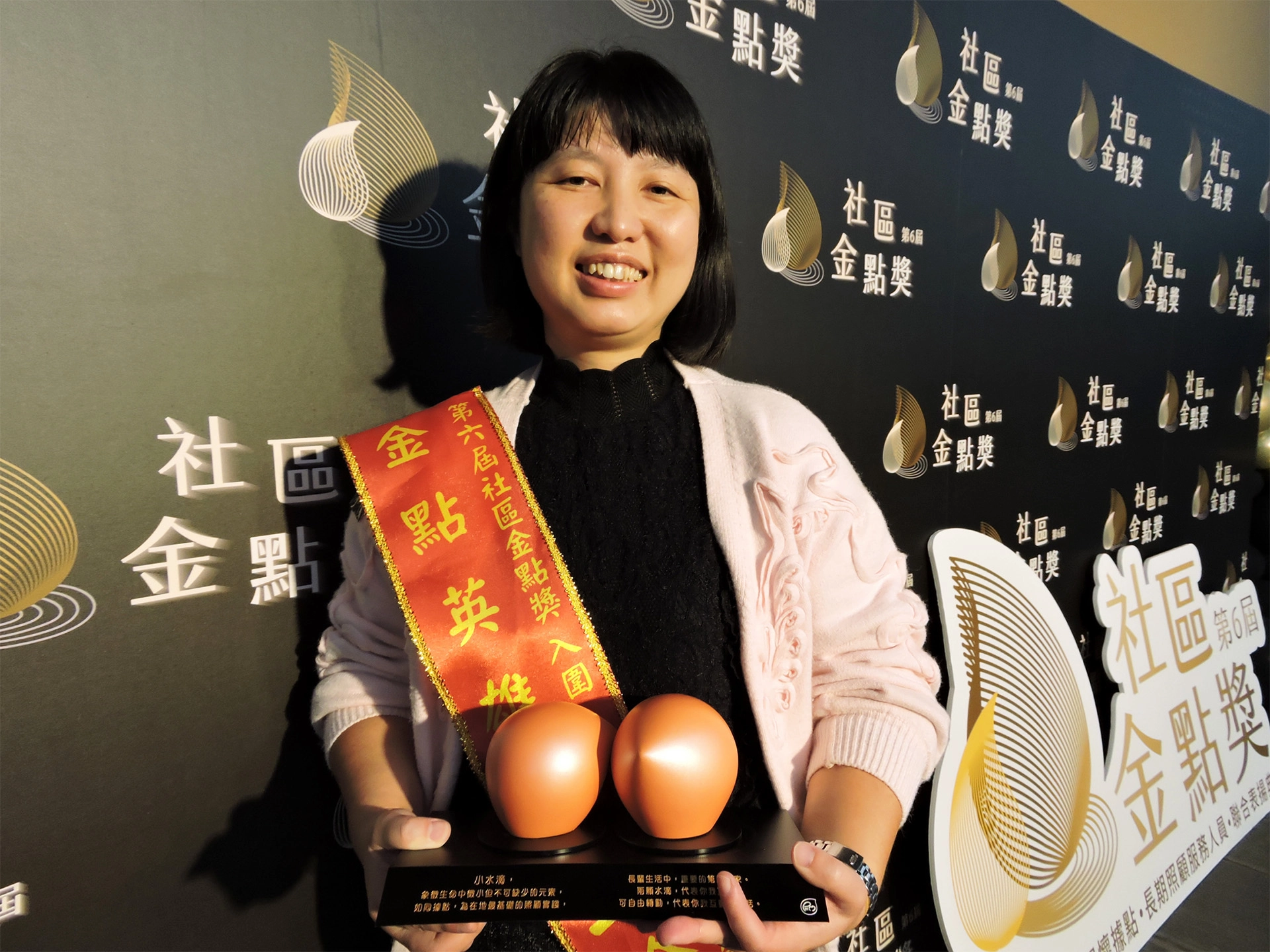 花蓮慈濟醫院失智共同照護中心個管師曾玉玲表示，服務失智長輩時除了有專業外，還要有溫度、有感動的服務，也感謝她所照顧過的阿公、阿嬤及他們的家人，因為有他們的肯定與回饋，才能讓她在失智照護這條路上精進、繼續堅持下去。
