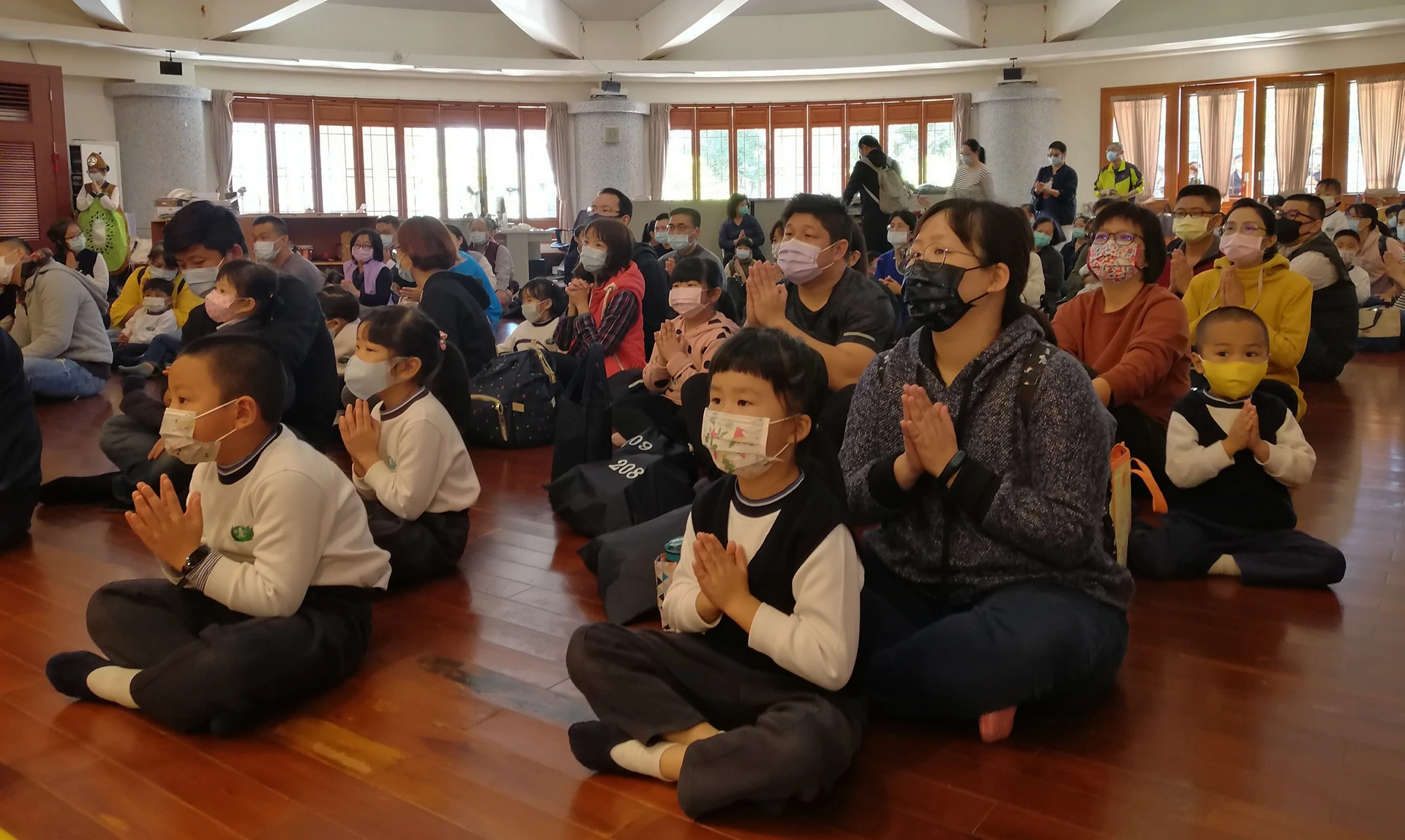 這場瘟疫浩劫帶來的「大哉教育」，對人類的反思更應堅定「行善人間」，在孩子心中植入的善種子，期待未來茁壯後可以回饋社會「利益人群致祥和」。