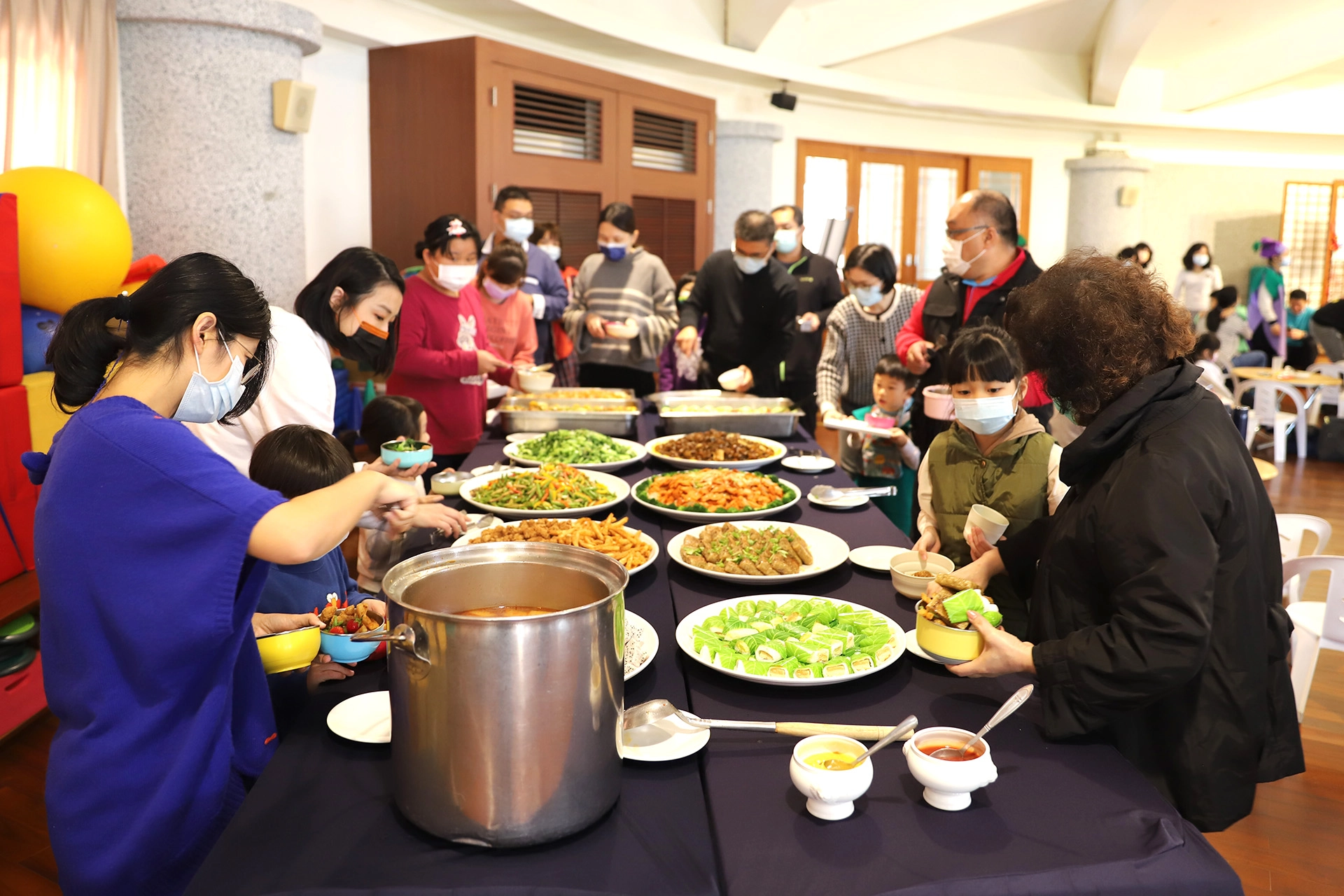 以蔬食饗宴的飲食方式傳遞健康，尊重生命、愛護生靈的觀念。
