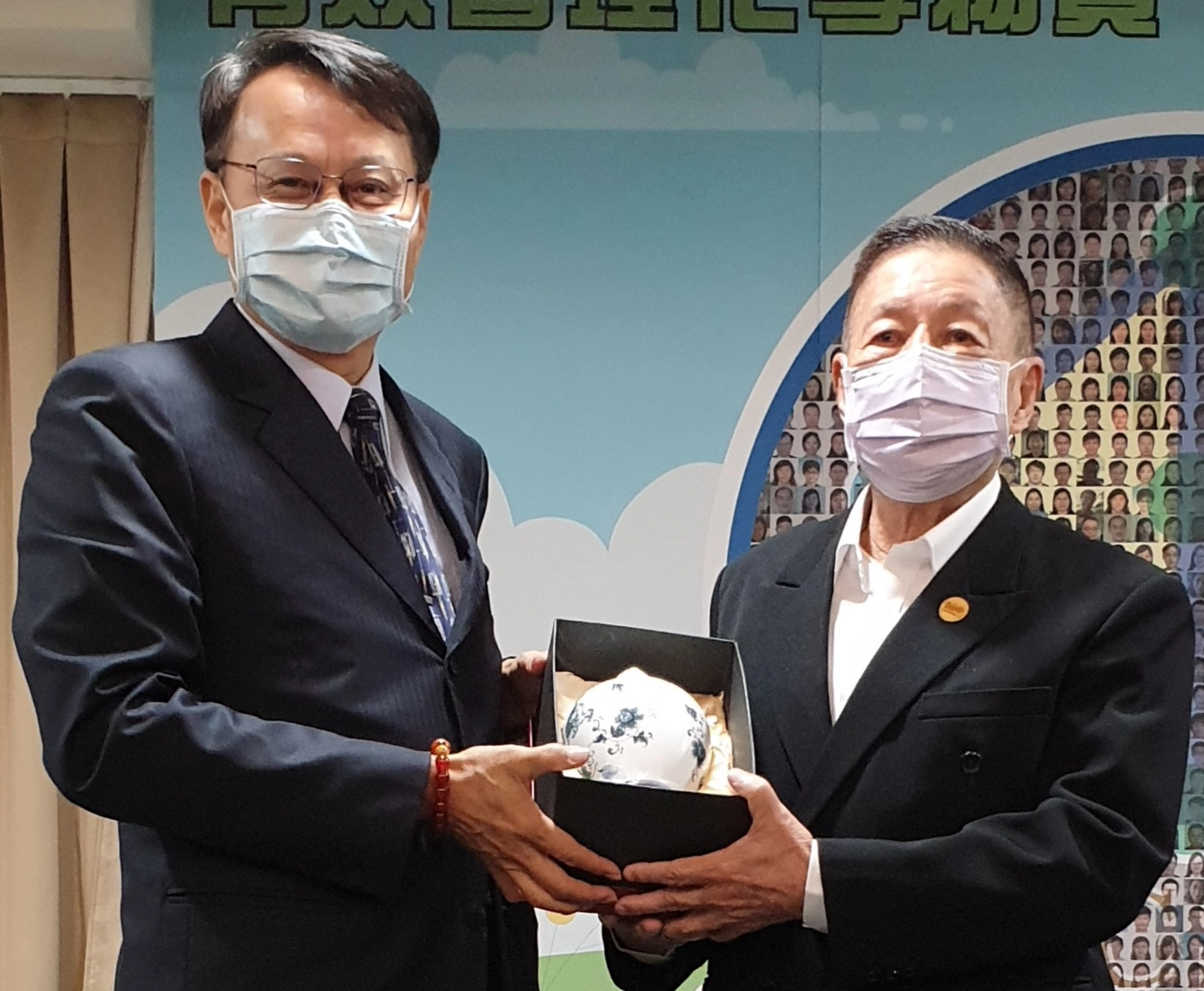 化學局長謝燕儒恭賀汪一明志工獲獎並致贈禮品