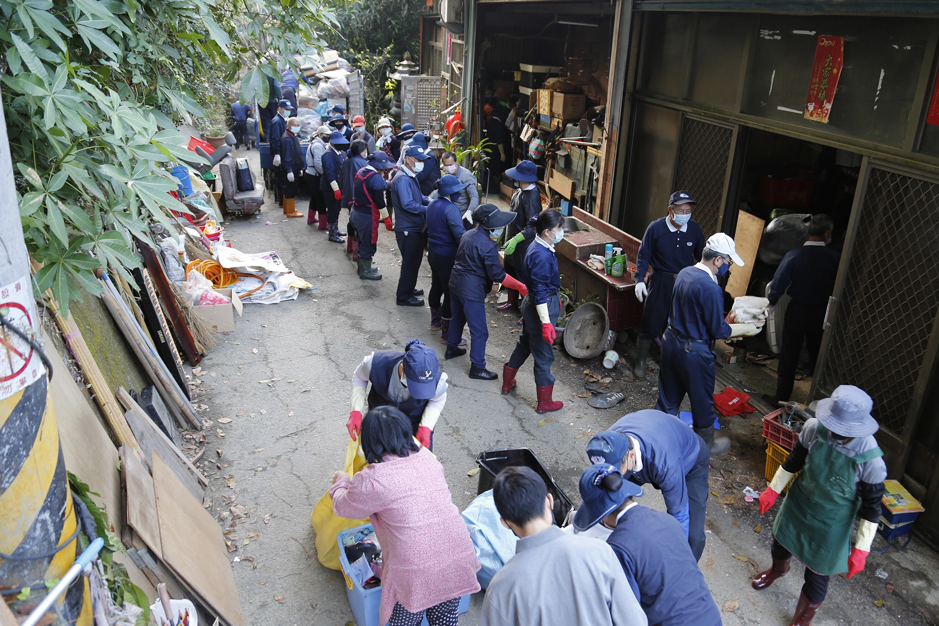 慈濟志工12月26日利用假日動員50位志工前往案家清理。