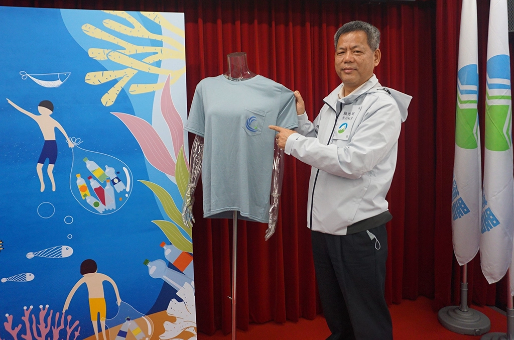 顏旭明執行秘書展示海廢再生衣服。