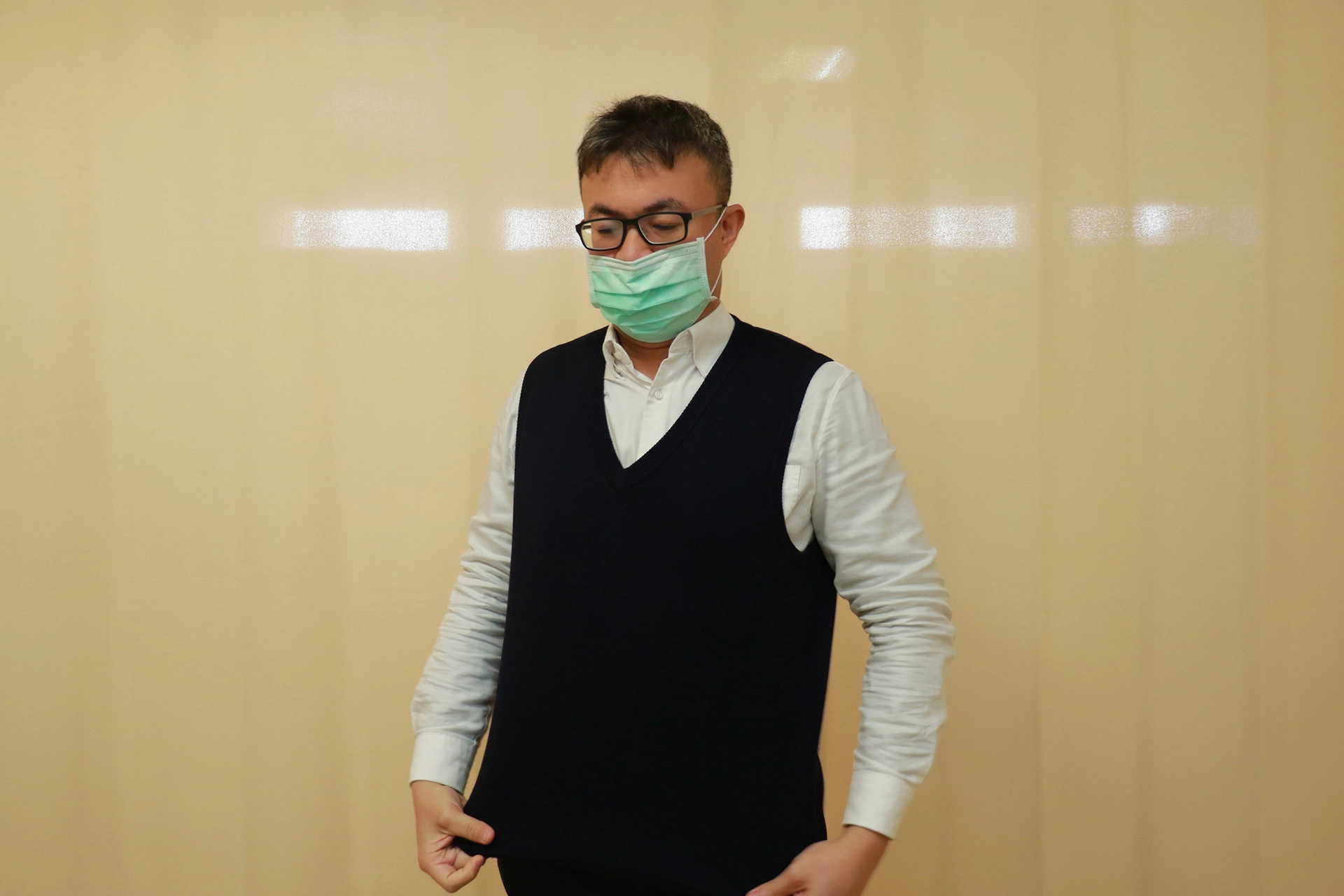 外出加件背心保護胸背，可保暖防範風寒侵襲。