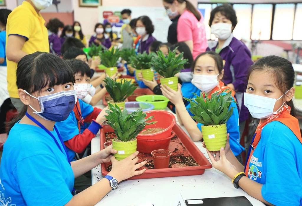 黃金資收站實作課程安排小局長手作植栽DIY，感受綠意。