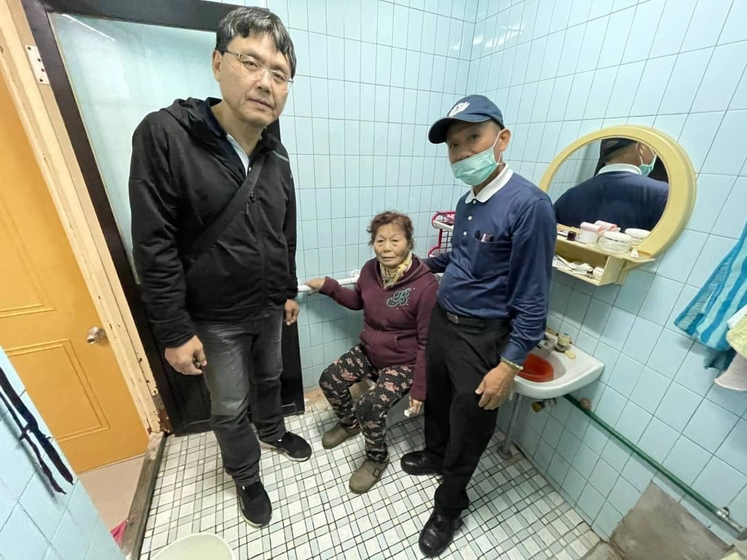 南門里里長廖政達(左)將長者需求提報給慈濟，並了解施作進度。