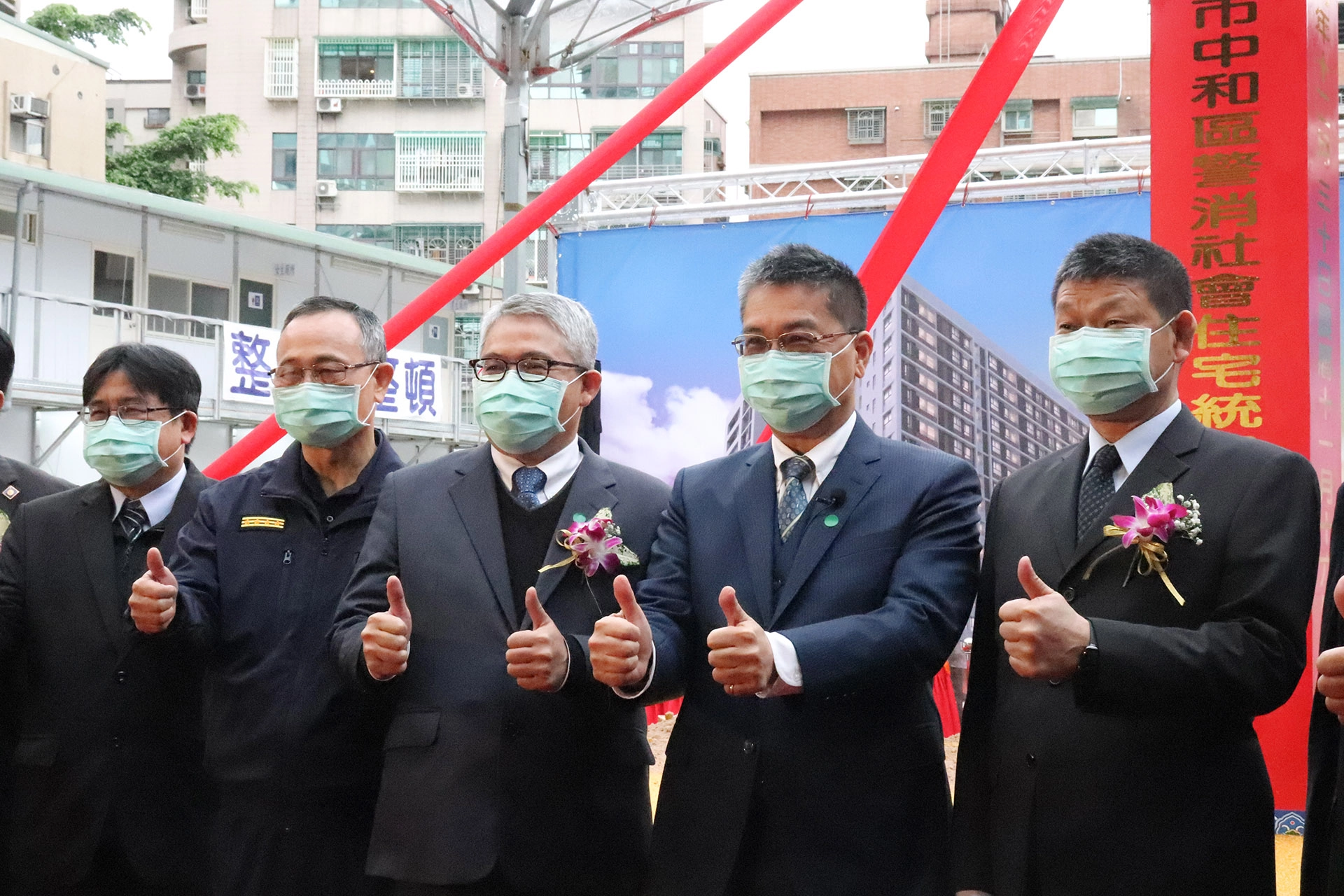 內政部長徐國勇(右2)、政務次長兼國家住宅及都市更新中心代理董事長花敬群(右3)、營建署長吳欣修(左1)、警政署長陳家欽(左2)、消防署長陳文龍(右1)等人出席動土典禮