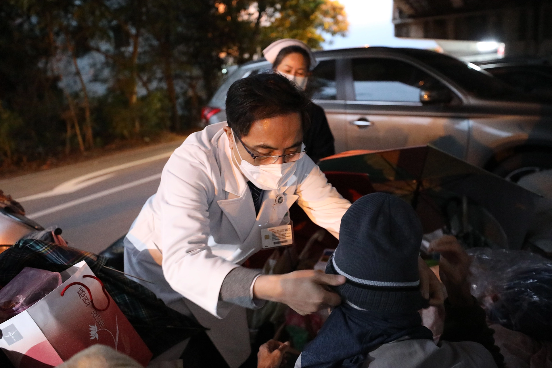 林院長親手為遊民戴上毛帽
