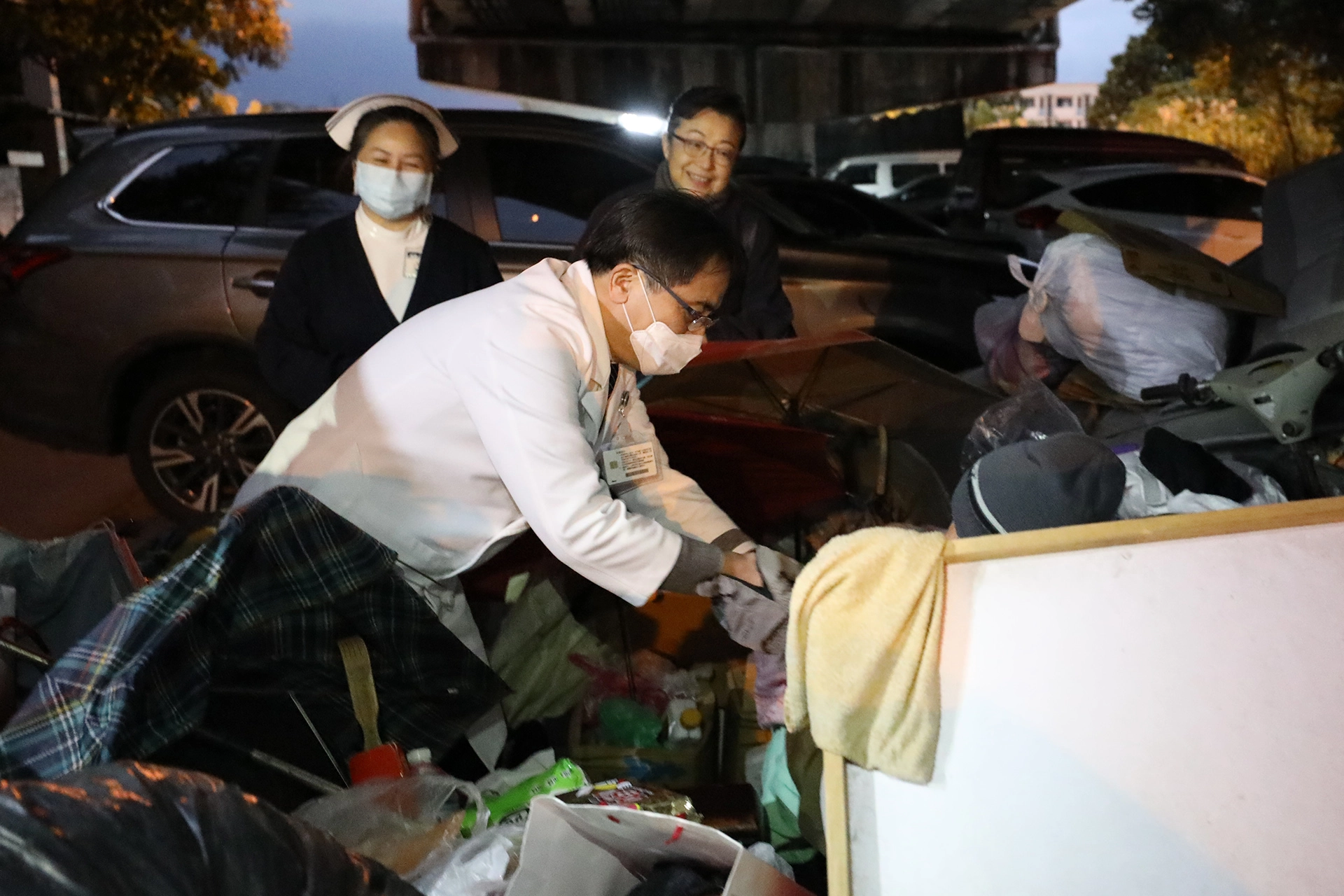 遊民緊緊握著林院長的手說感謝
