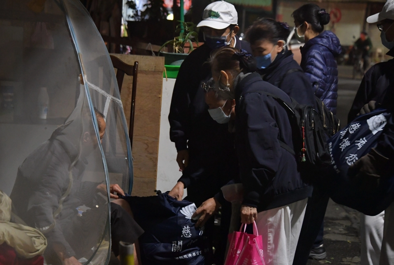雙北地區最早自12月20日即明顯感受到寒冷的氣溫，新北三重約144位慈濟志工率先展開關懷行動。