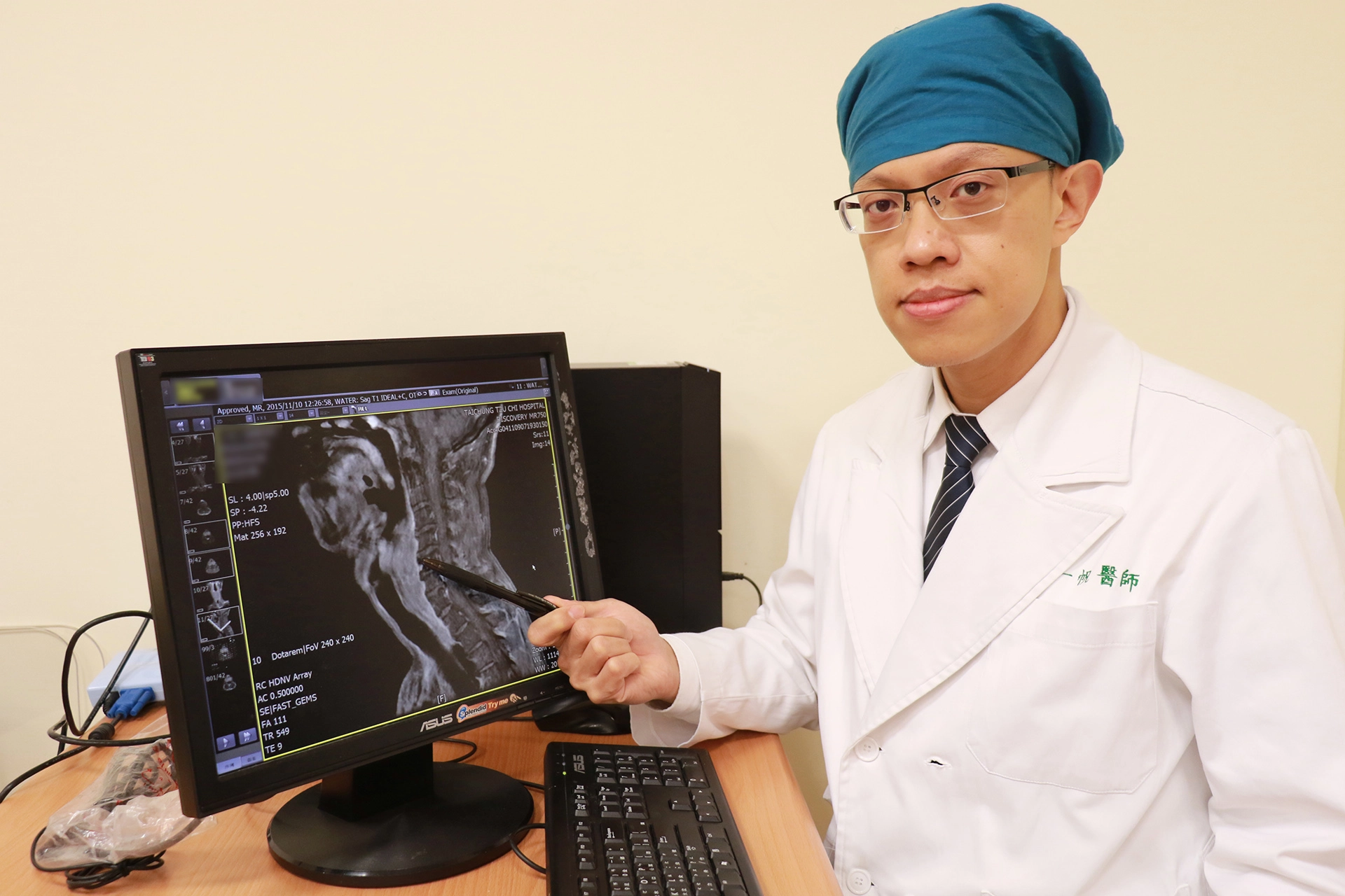 周一帆醫師指出黃先生治療前特大腫瘤已充滿喉部。