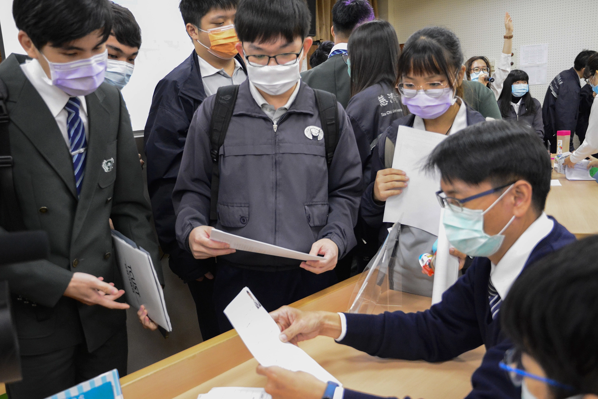 慈濟科技大學主動接洽企業媒合工讀機會，讓學生提前到職場學習。