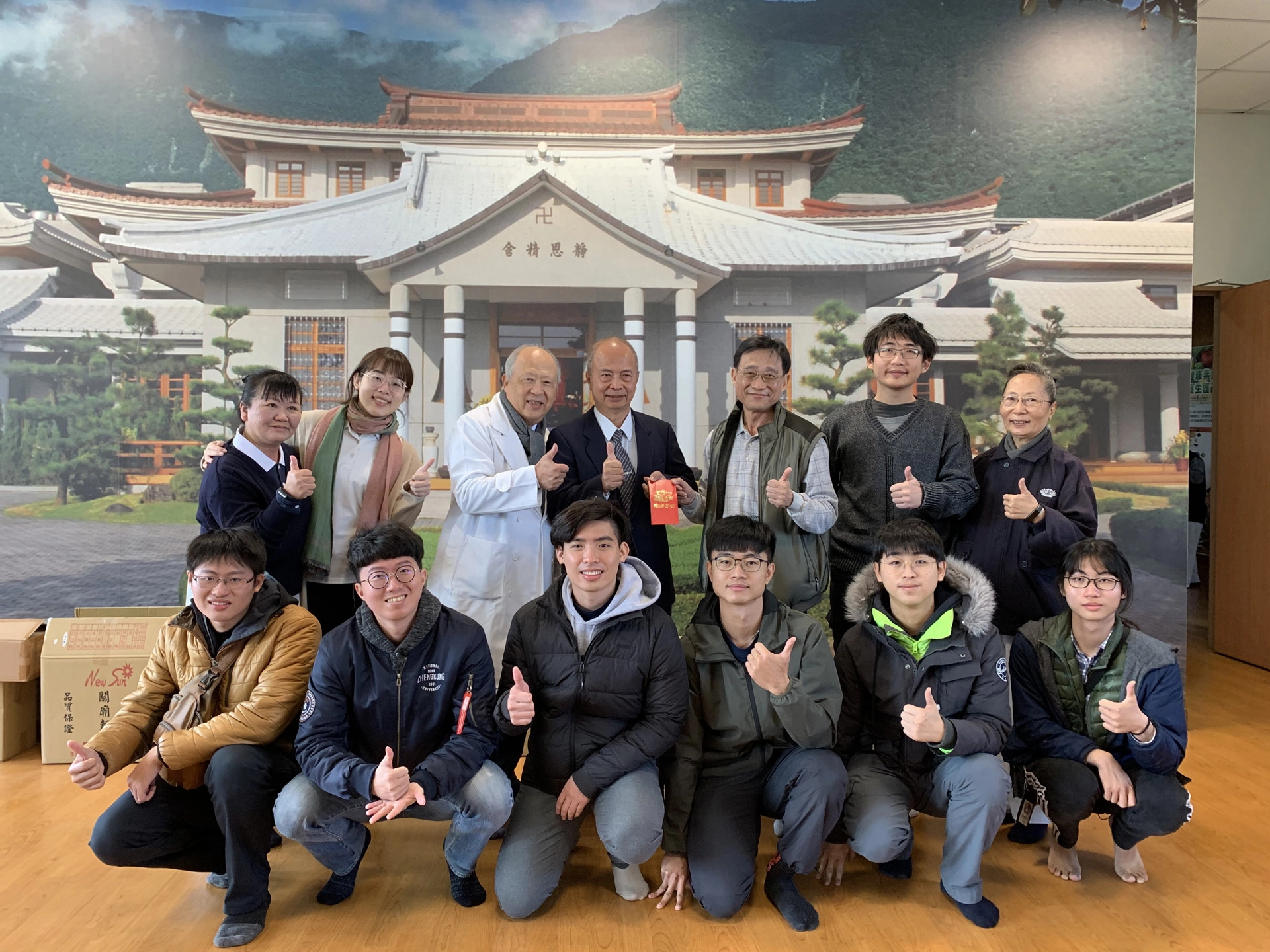 成大師生得獎後，三位得獎的學生將獎金八千元捐出，以表達他們的感恩與回饋之意。