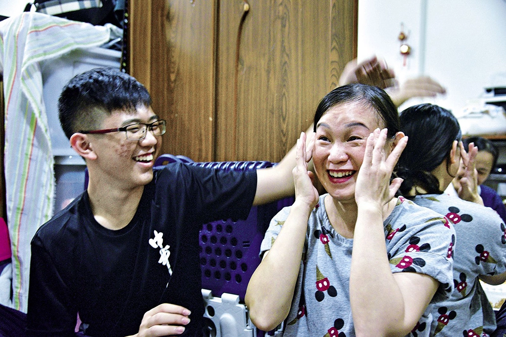 阿志以認真學習的態度和勤勉，主動分擔家務來回報母愛，母親感動於孩子的貼心。