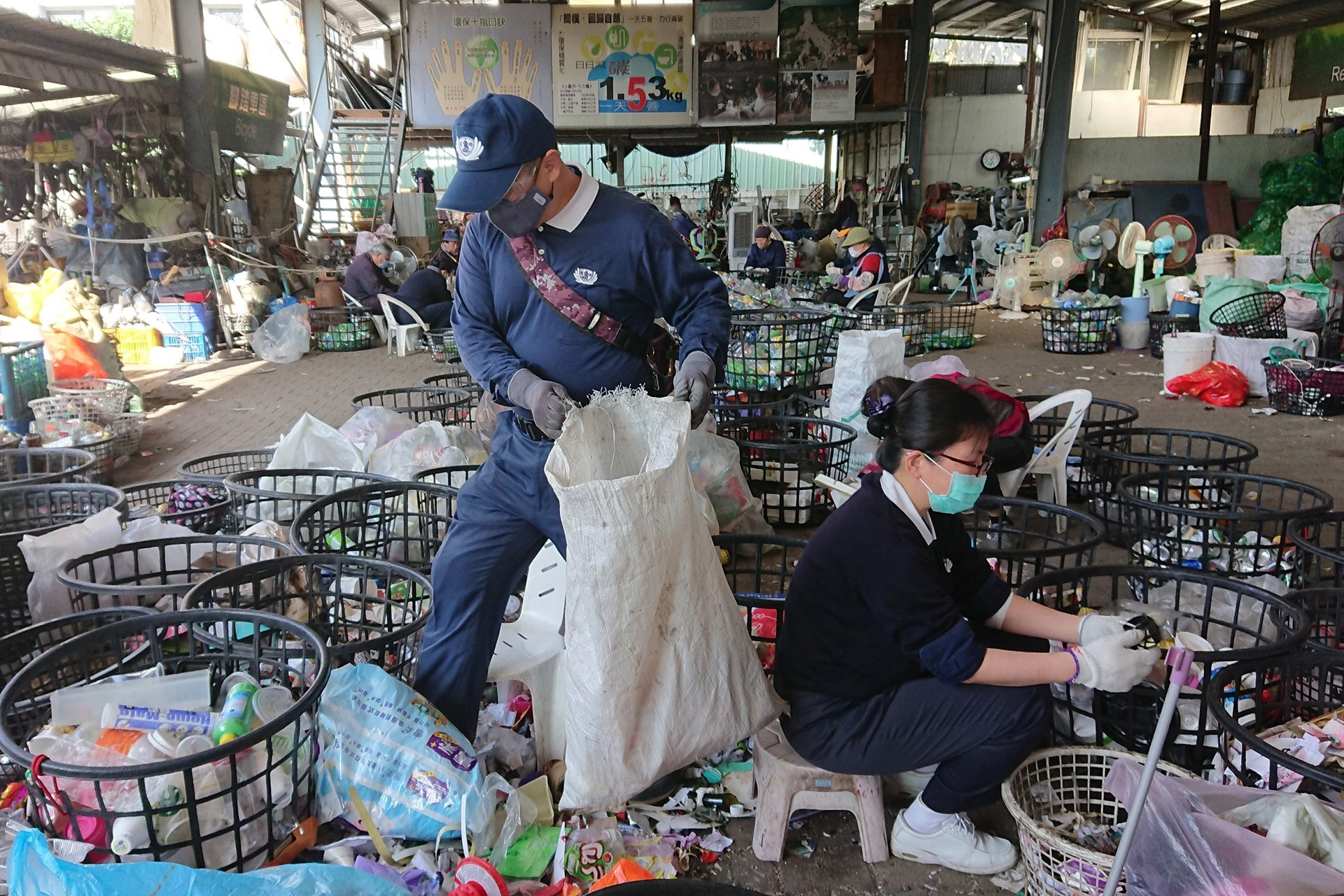 感恩許多慈濟志工，職員以及靜思精舍的清修士前往協助，讓原本堆積如山的環保站，終於有路可以通行，但仍有許多未拆開整理，因此大約需到元宵後才可能將春節這波的資源回收清運完成。