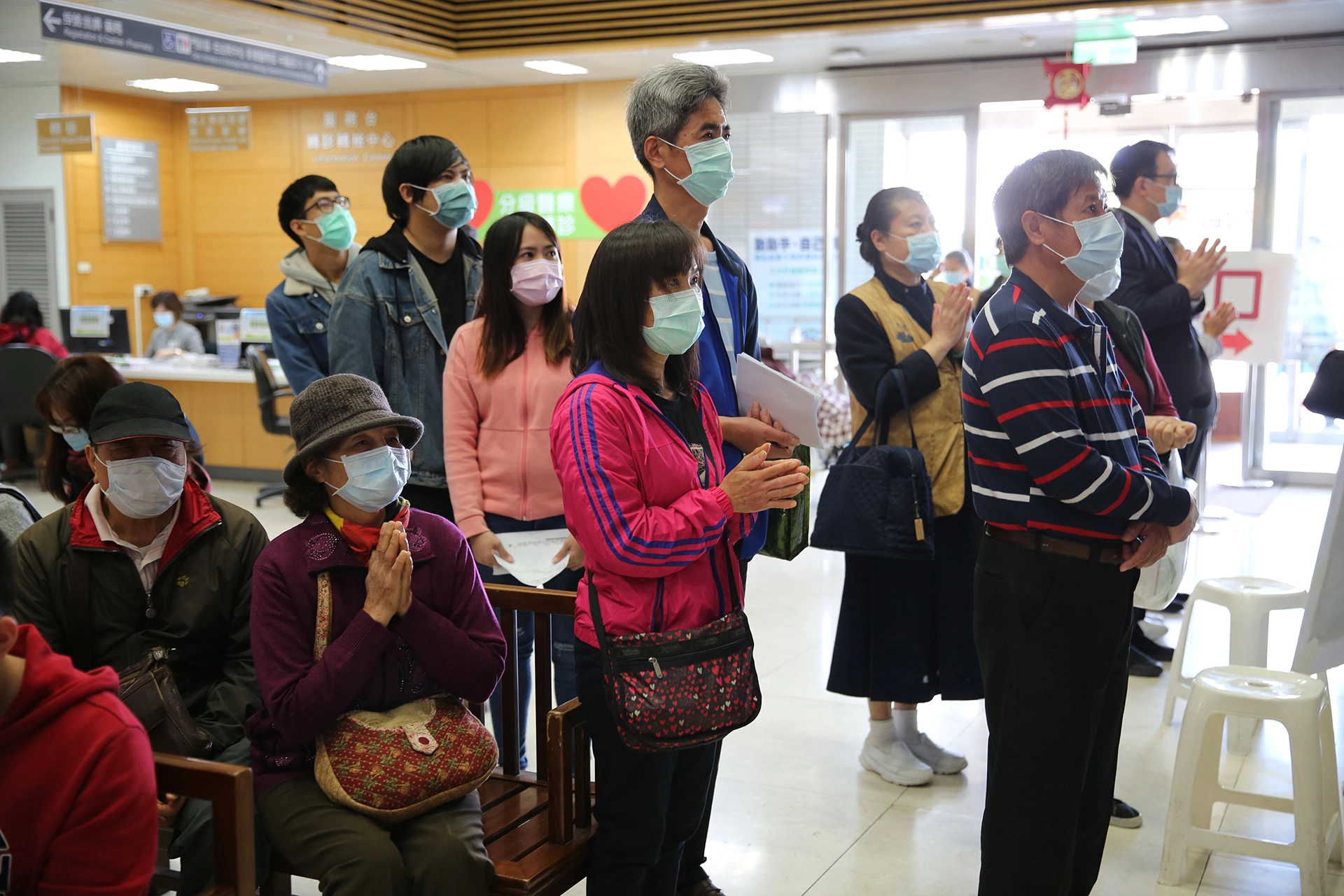 看診區、掛號區的民眾也就地祈禱。圖為花蓮慈院大廳。