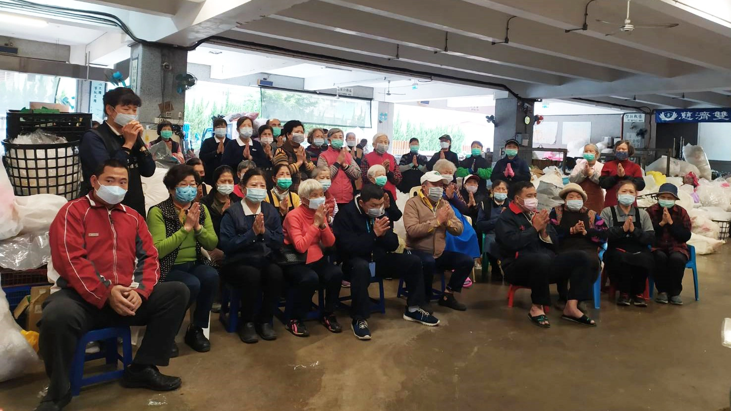 台北雙和靜思堂環保志工中午用餐後虔誠祈禱，繼續做環保、愛護大地。