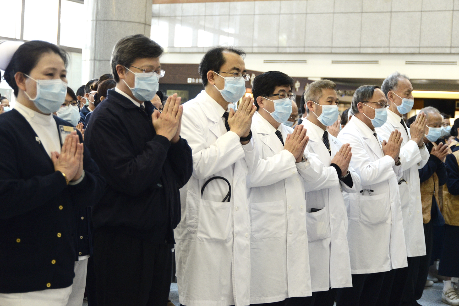 慈濟醫院醫護人員、醫院志工也在大廳祈禱，希望人人健康平安。