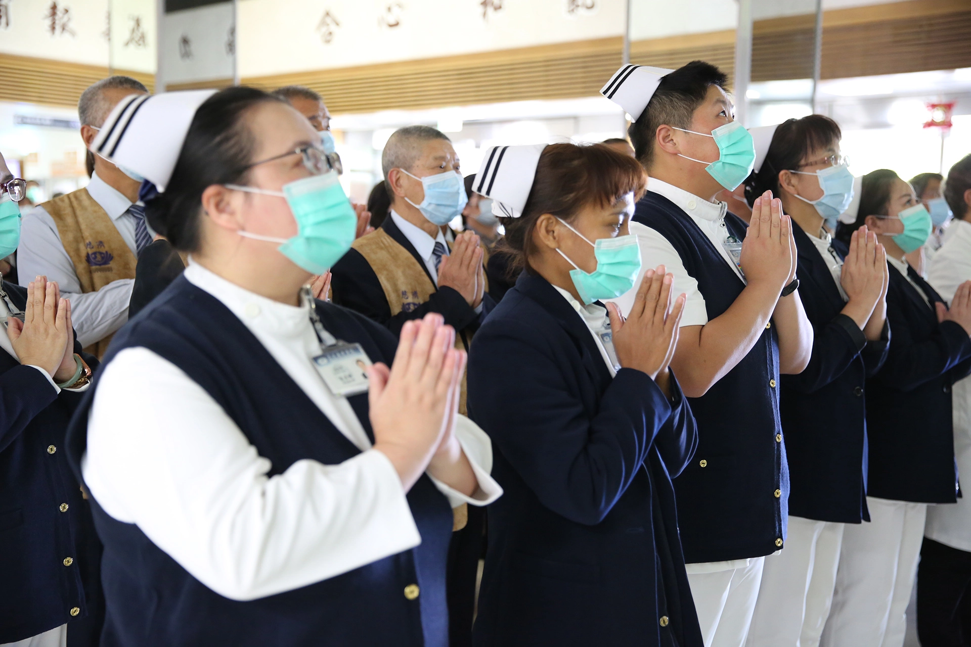 花蓮慈濟醫院上下虔誠祈禱願疫情早日消散