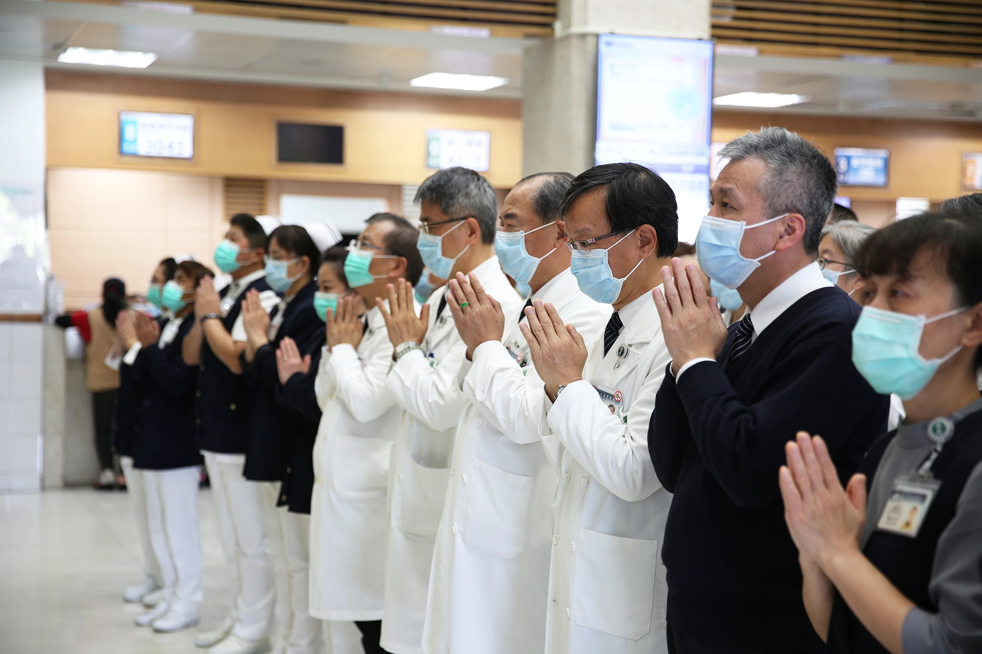 花蓮慈濟醫院上下虔誠祈禱願疫情早日消散