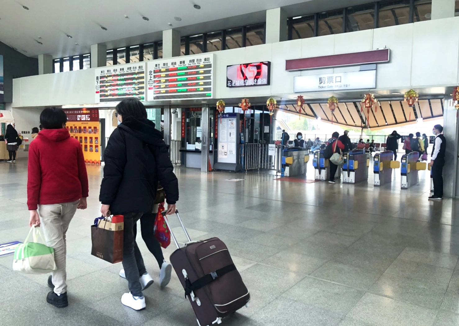 臺鐵局因應109年228連假疏運旅客需要，自109年2月27日(星期四)起至3月2日(星期一)止計5天，全線加開各級列車總計134班。