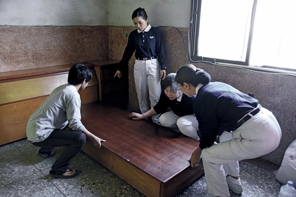 粘女士帶著兒女躲避梁先生的暴力，離家租屋，慈濟志工長期關懷，二○一九年底送來一批家具，與兒子清理房間環境後，將床組挪到最適合的位置。