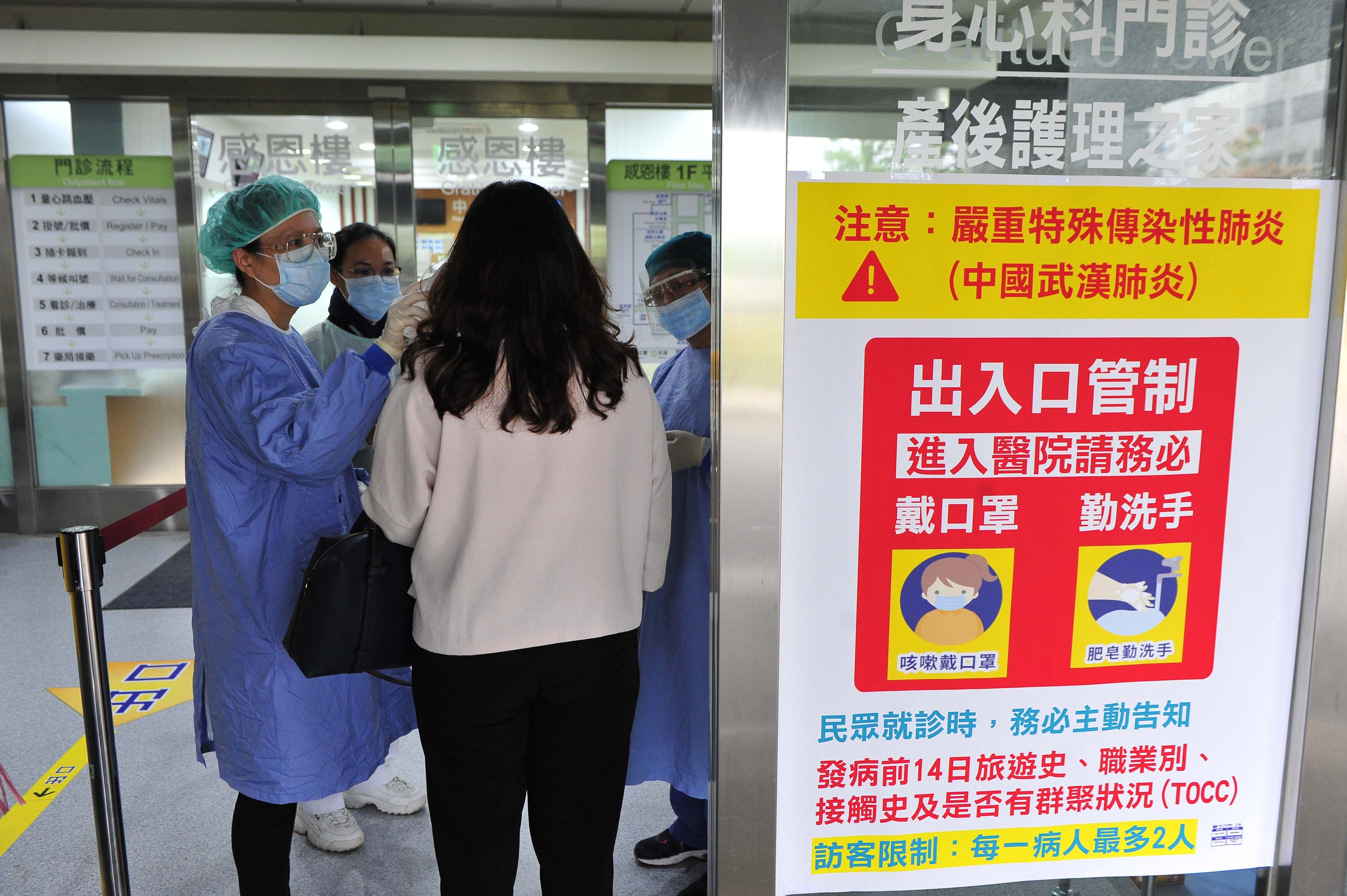 現在醫院出入口量額溫和乾洗手已是常態，並再次呼籲院內一定要戴口罩並勤洗手。