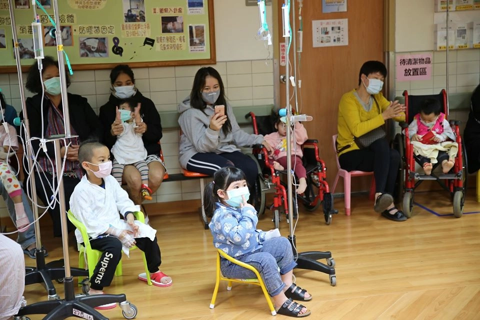 用簡單活潑的故事介紹防疫的知識與技巧，讓孩子們全神貫注地聆聽。
