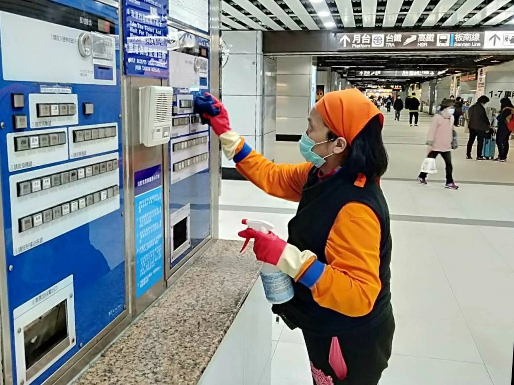 加強武漢肺炎防疫作為，臺北車站加強全面徹底消毒。
