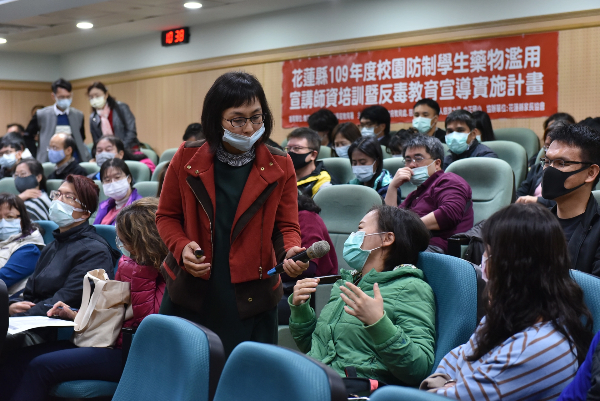 東華附小林蕙芬老師分享反毒宣導教案示例，並且與與會老師進行互動討論。