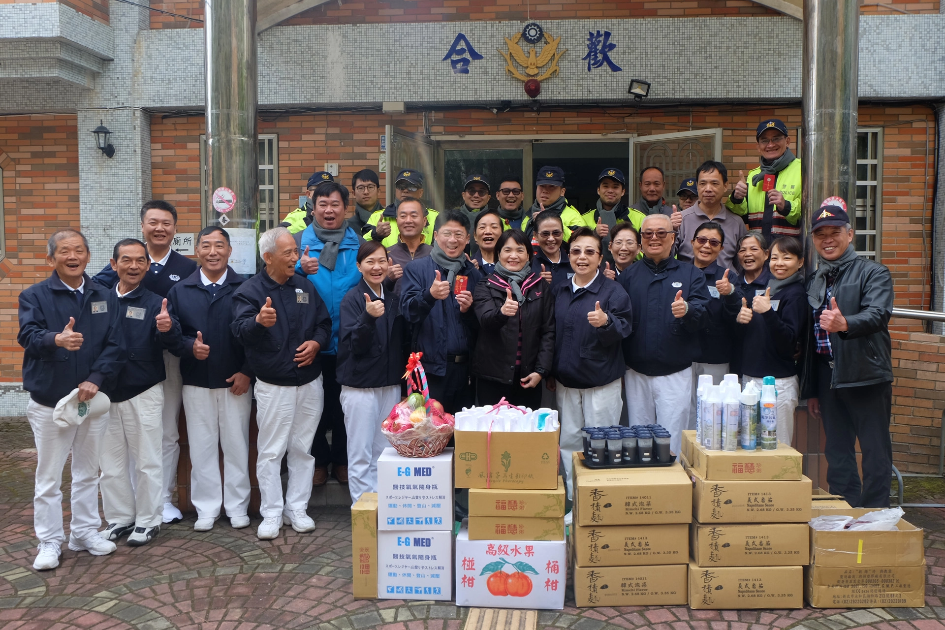 慈濟志工7日從新城分局到天祥派出所再到合歡山派出所、松雪樓，送上暖呼呼的薑茶，為值勤員警們圍上圍巾，發送證嚴法師贈送的福慧紅包，員警們收到滿滿的祝福很感動也很開心。