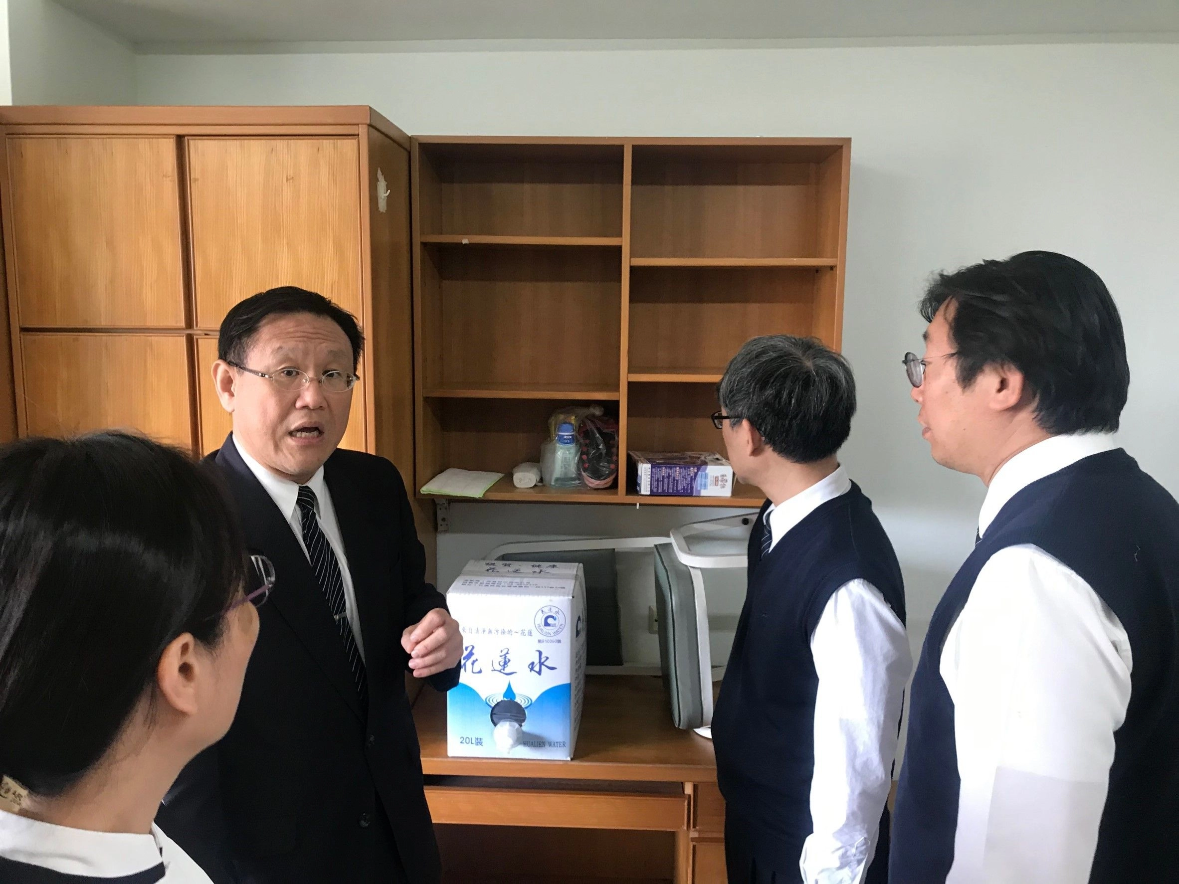 慈大顏副校長，謝學務長，何主秘，林院長巡視檢疫宿舍準備狀況。