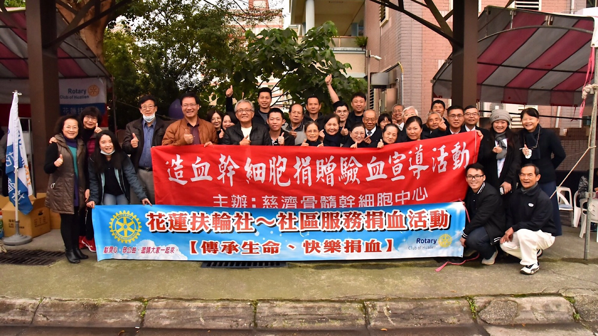 不少民眾捐完血後，經過慈濟志工的解說，與了解後，紛紛響應。