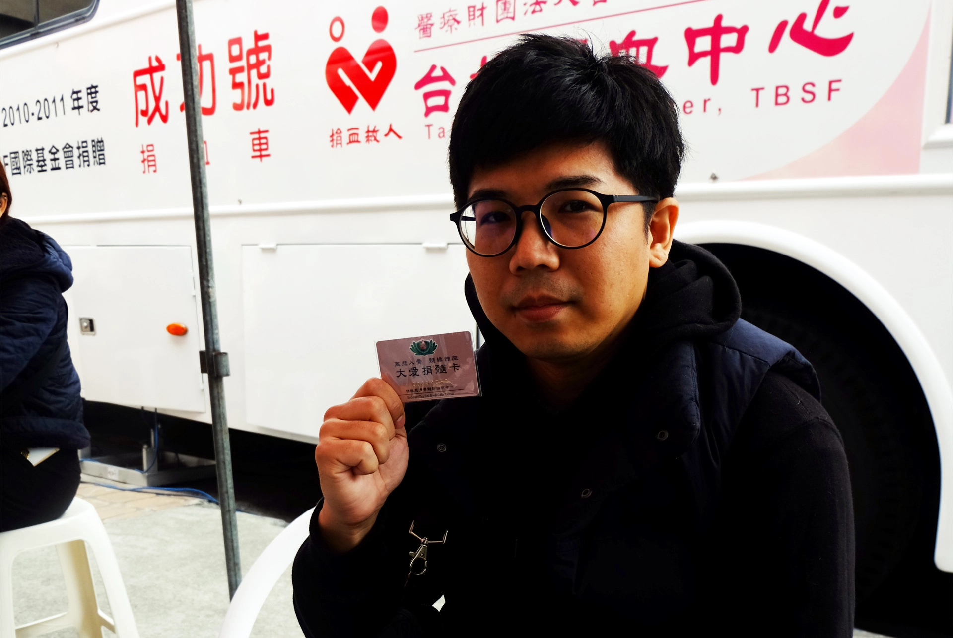 「透過簡單的建檔，能夠幫助他人，可能是我一生最大的福氣。」花蓮扶輪社社友黃旭睿開心透出捐贈卡。
