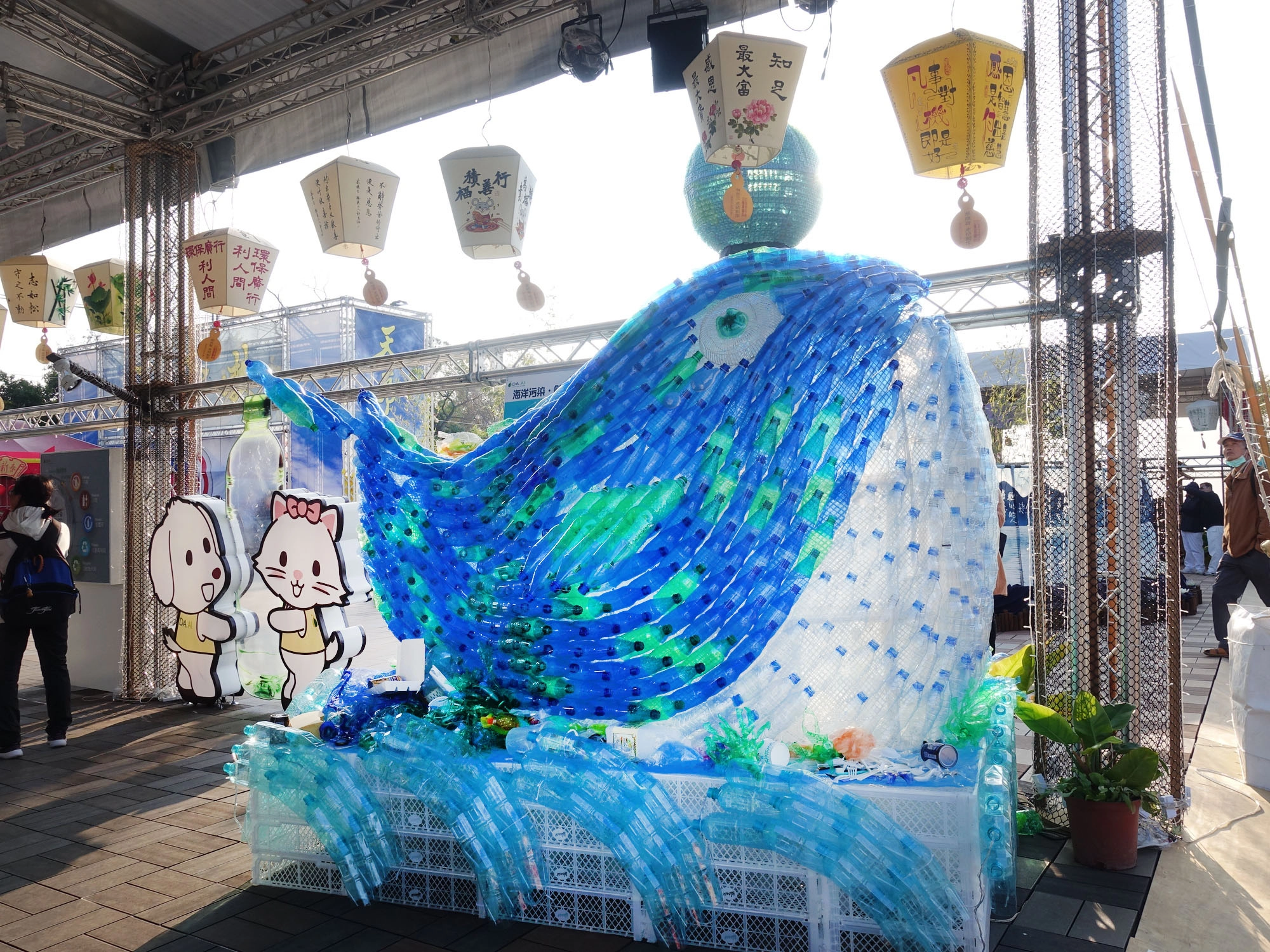 「鯨魚的眼淚」吸引許多人駐足打卡，寶特瓶拼裝而成的鯨魚，白天在陽光下光彩耀眼。