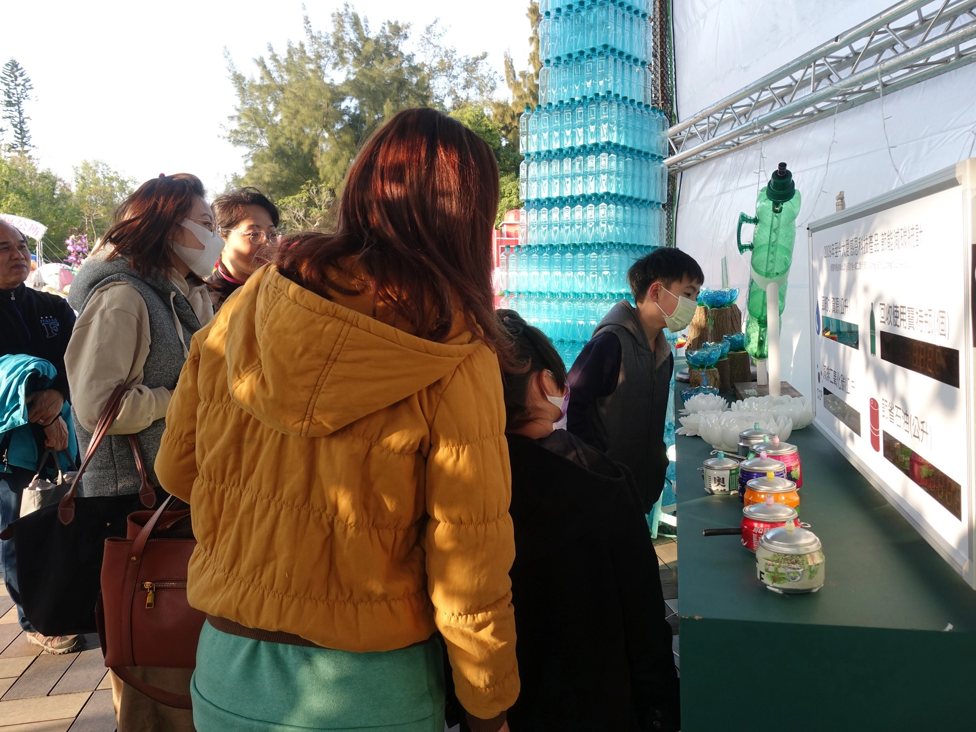 慈濟在台中燈會展出大愛感恩科技自成立至今的節能減碳統計，作品加上科學數據，寓教於樂。