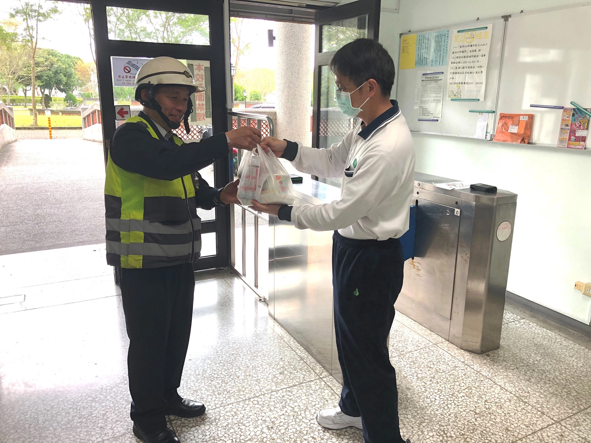 慈濟科技大學免費提供三餐，再由舍爸親自送到檢疫學生房間外。