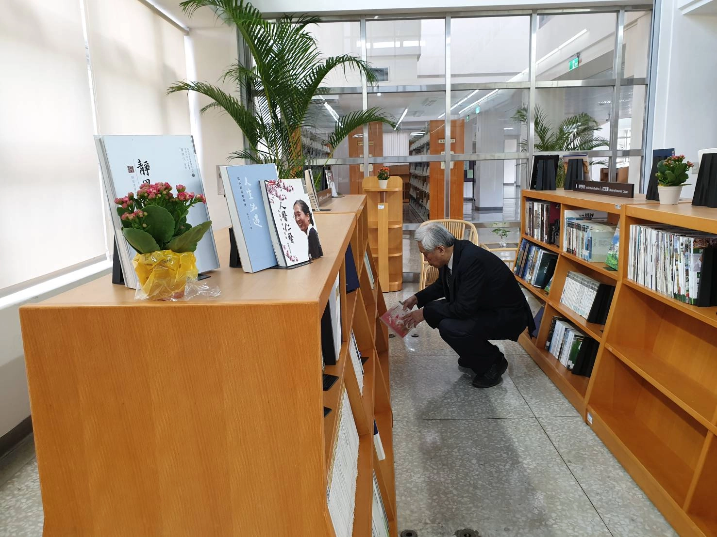 慈濟學教研中心由印證教育基金會與慈濟大學產學合作，設置在慈濟大學人文校區圖書館二樓，約200坪，裡面除了有慈濟書籍史料收藏外，還設有研究室、教案整備室等，提供學者師生一個優良的研究空間。