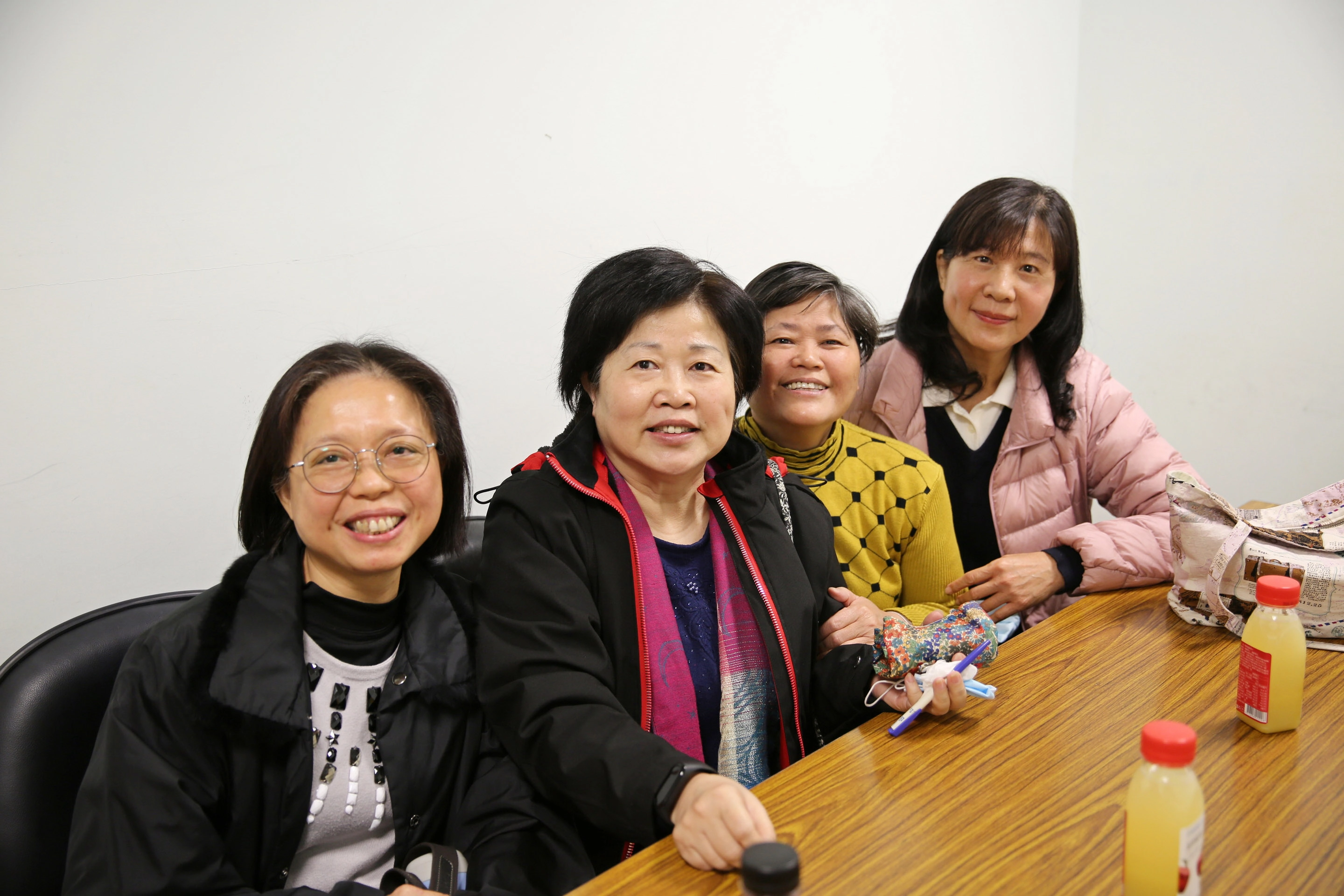左起為退休同仁劉素妃、張秀玉、陳清秀、曹金鳳，發心支援院內各管制口量體溫輪班及引導。