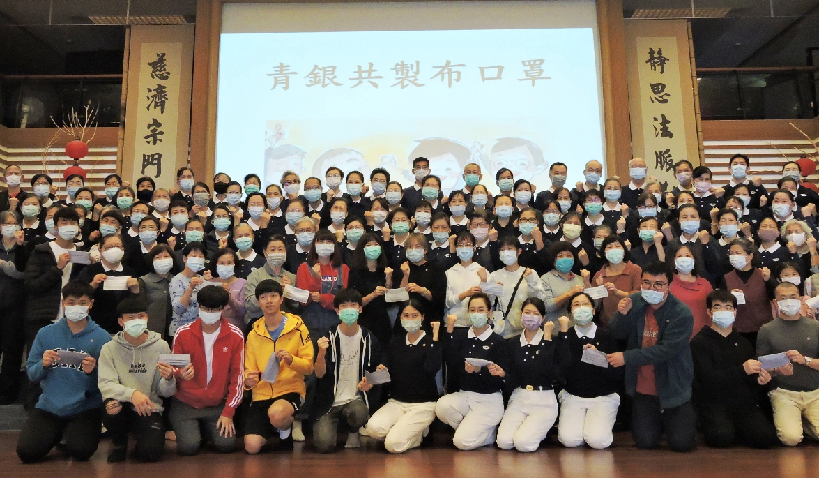2月15日在慈濟雙和靜思堂，更有一群來自各界的年輕人加入慈濟志工的行列，青銀共製布口罩，傳達「罩」顧健康自己就可以動手做。