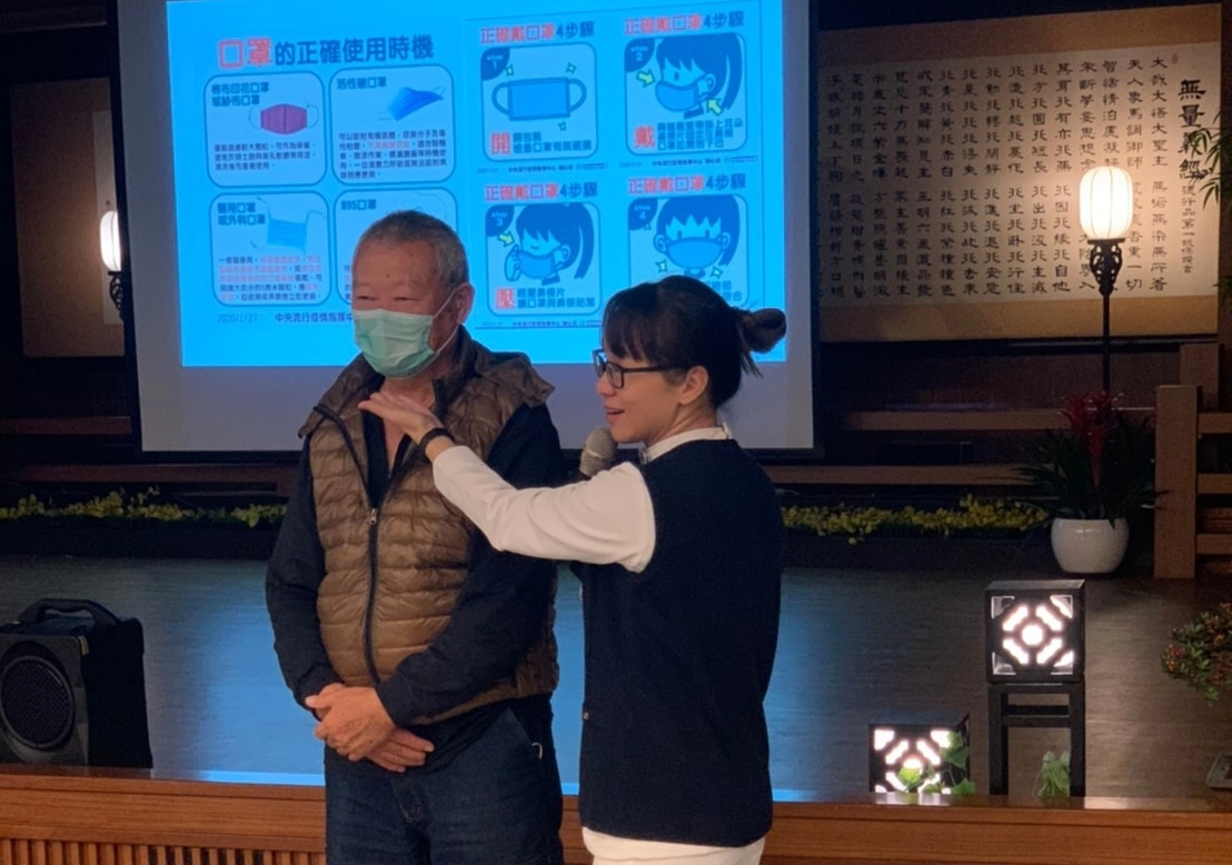 花蓮慈濟醫學中心感控護理師張淑萍教導大家如何使用口罩，並示範說明。