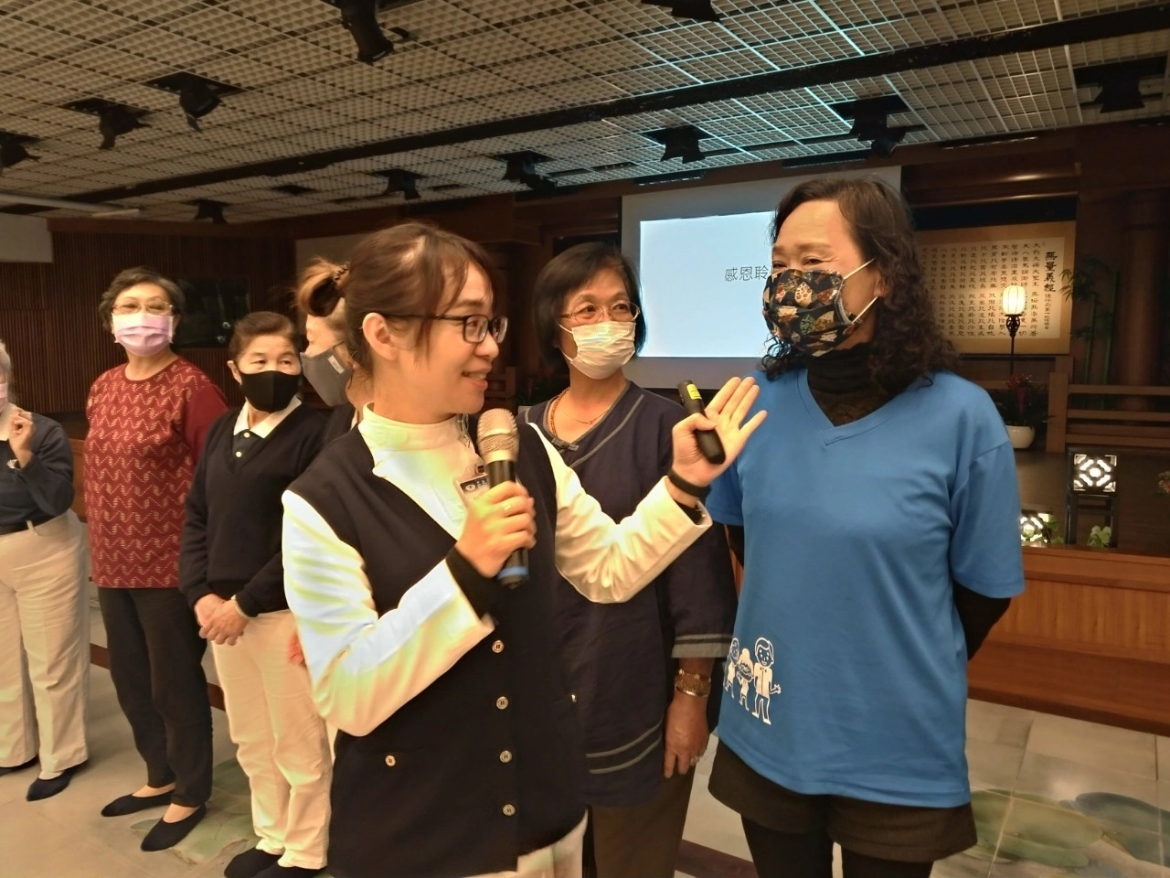 花蓮慈濟醫學中心感控護理師張淑萍教導大家如何使用口罩，並示範說明。